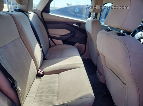 1FADP3FE0GL225096 2016 FORD FOCUS Red Rear seats view