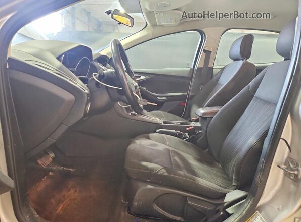 1FADP3FE1JL320208 2018 FORD FOCUS Silver Front interior view