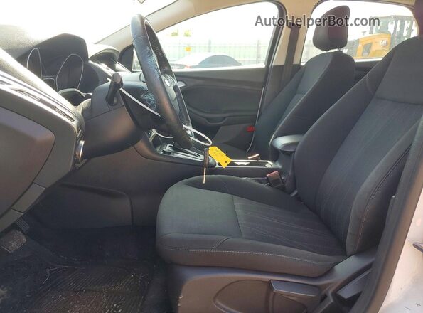 1FADP3FE2JL202779 2018 FORD FOCUS Белый Вид салона спереди