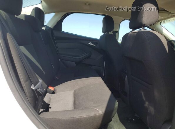 1FADP3FE2JL202779 2018 FORD FOCUS Белый Вид задних сидений