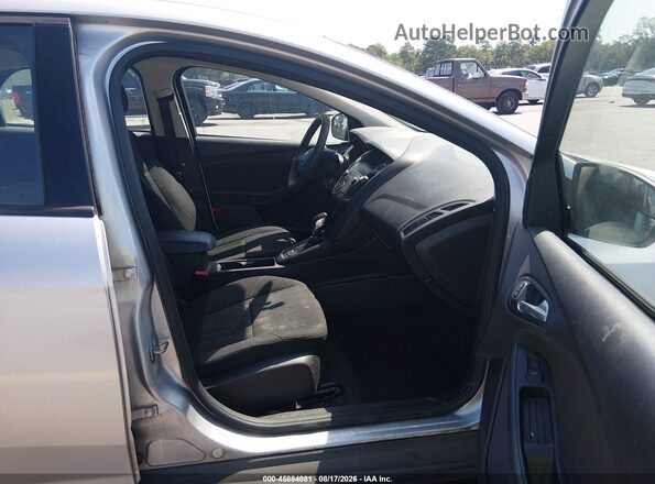 1FADP3FE2JL284500 2018 FORD FOCUS Серебряный Вид салона спереди