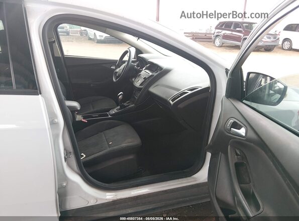 1FADP3FE3GL258562 2016 FORD FOCUS Белый Вид салона спереди