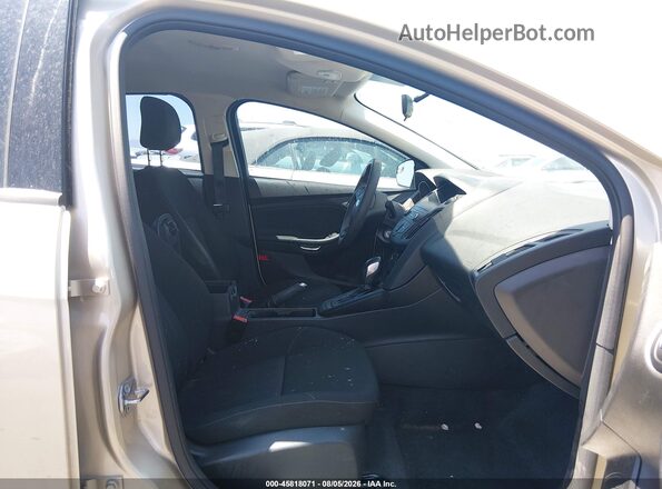 1FADP3FE3JL304091 2018 FORD FOCUS Cream Front interior view