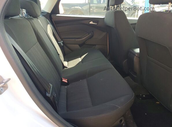 1FADP3FE5JL268176 2018 FORD FOCUS Белый Вид задних сидений