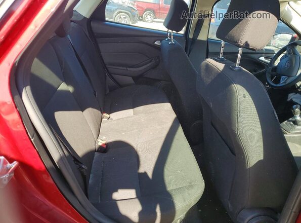 1FADP3FE6HL301843 2017 FORD FOCUS Red Հետևի նստատեղերի տեսք