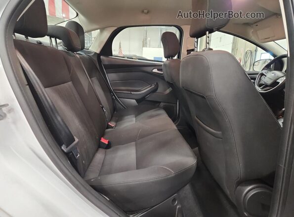 1FADP3FE7JL312680 2018 FORD FOCUS White Հետևի նստատեղերի տեսք