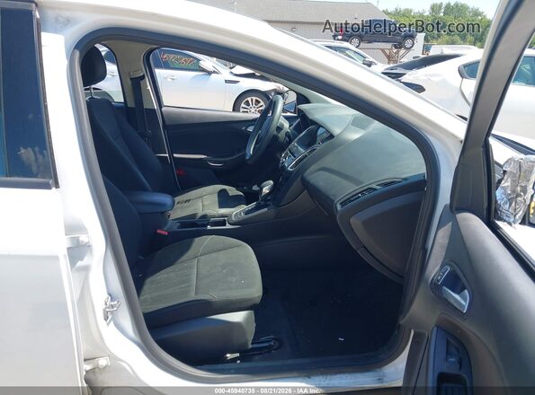 1FADP3H27JL215899 2018 FORD FOCUS White Вид салону спереду