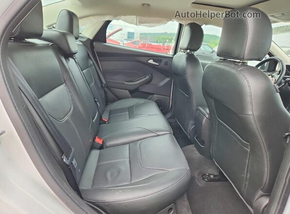 1FADP3J20JL269250 2018 FORD FOCUS White Widok tylnych siedzeń