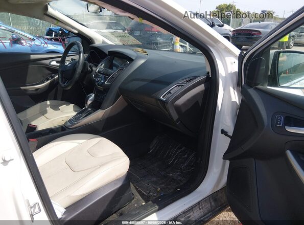 1FADP3J21JL250142 2018 FORD FOCUS Белый Вид салона спереди