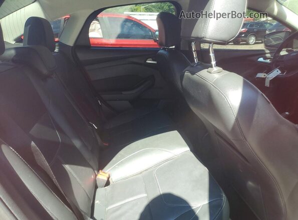 1FADP3J23HL326681 2017 FORD FOCUS Burgundy Vista de los asientos traseros