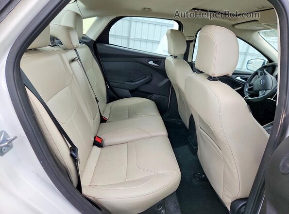 1FADP3J29HL272657 2017 FORD FOCUS White Widok tylnych siedzeń