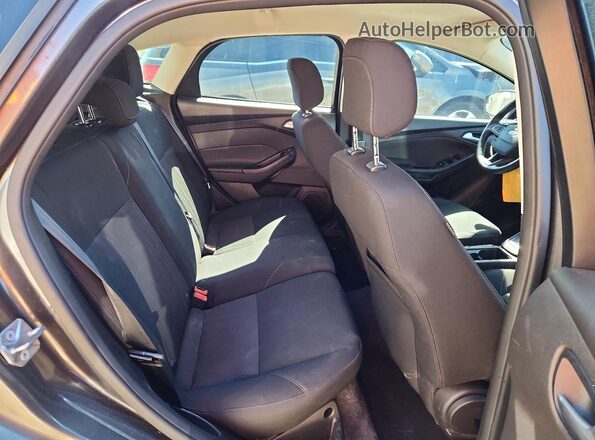1FADP3K22JL300853 2018 FORD FOCUS Gray Vista de los asientos traseros