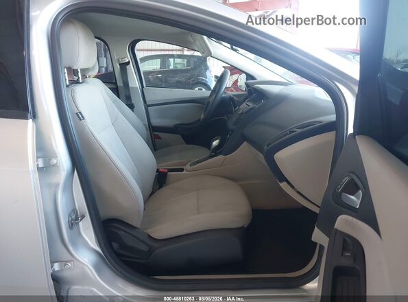 1FADP3K23HL214977 2017 FORD FOCUS Silver Widok wnętrza z przodu