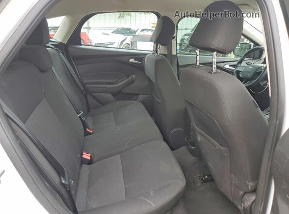 1FADP3K23HL215823 2017 FORD FOCUS White Vista de los asientos traseros