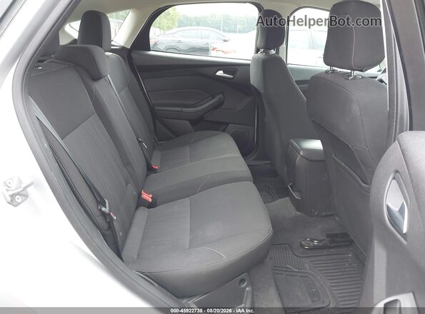 1FADP3K23JL268527 2018 FORD FOCUS Silver VIN կոդի պիտակի տեսք