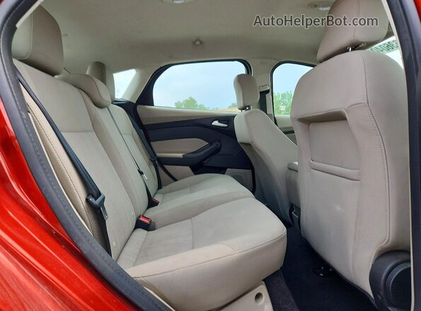 1FADP3K24JL312521 2018 FORD FOCUS Красный Вид задних сидений
