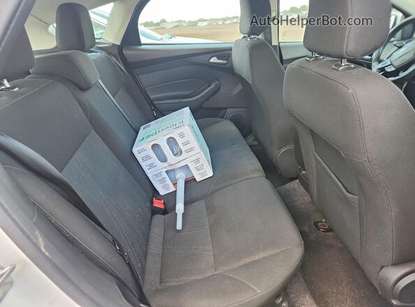1FADP3K25JL280100 2018 FORD FOCUS White Vista de los asientos traseros