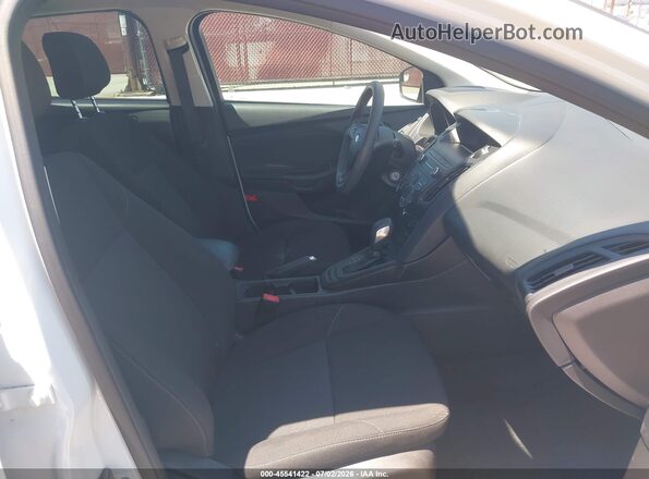 1FADP3K25JL328968 2018 FORD FOCUS White Front interior view