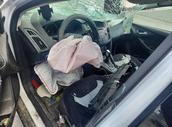 1FADP3K27GL283377 2016 FORD FOCUS Белый Вид панели приборов