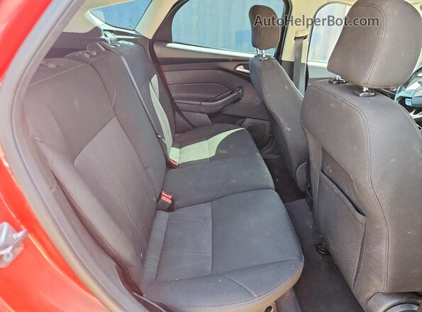 1FADP3K27GL334957 2016 FORD FOCUS Red Vista de los asientos traseros