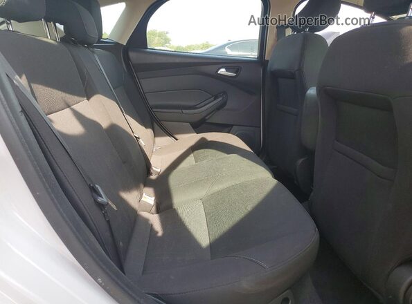 1FADP3K27HL215811 2017 FORD FOCUS White Widok tylnych siedzeń