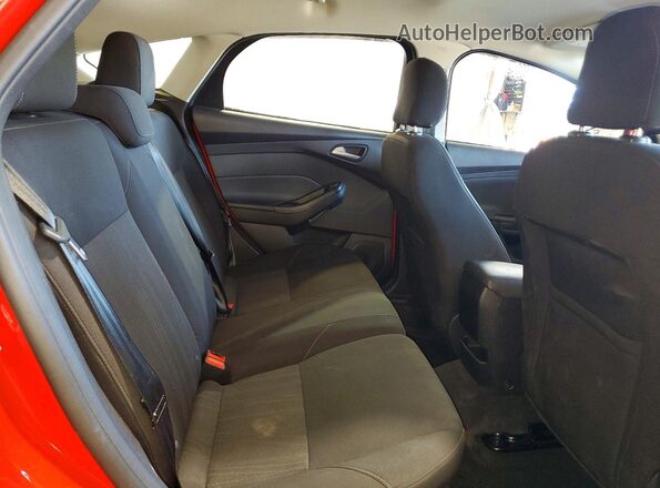 1FADP3K27HL314130 2017 FORD FOCUS Red Widok tylnych siedzeń