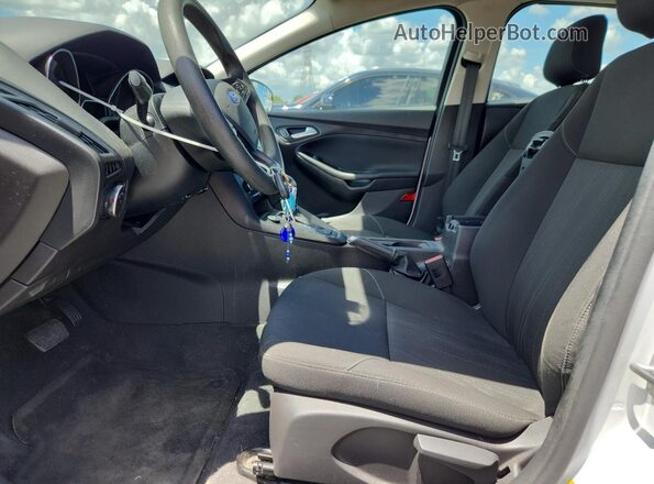 1FADP3K27JL320919 2018 FORD FOCUS White Front interior view