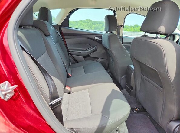 1FADP3K28GL238402 2016 FORD FOCUS Red Rear seats view