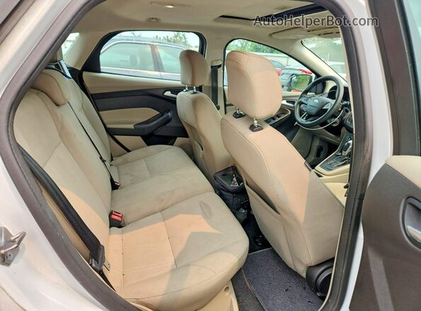 1FADP3K28GL364047 2016 FORD FOCUS White Vista de los asientos traseros