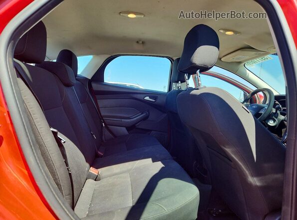 1FADP3K29GL264054 2016 FORD FOCUS Red Widok tylnych siedzeń