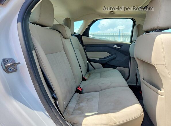 1FADP3K29GL269349 2016 FORD FOCUS White Widok tylnych siedzeń