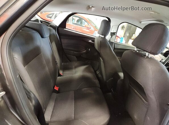 1FADP3K29HL303940 2017 FORD FOCUS Gray Widok tylnych siedzeń