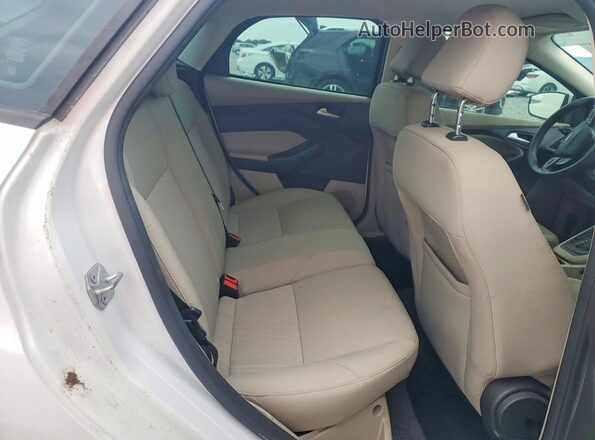 1FADP3K29HL337926 2017 FORD FOCUS White Widok tylnych siedzeń