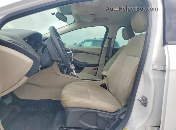 1FADP3K29HL337926 2017 FORD FOCUS White Widok wnętrza z przodu