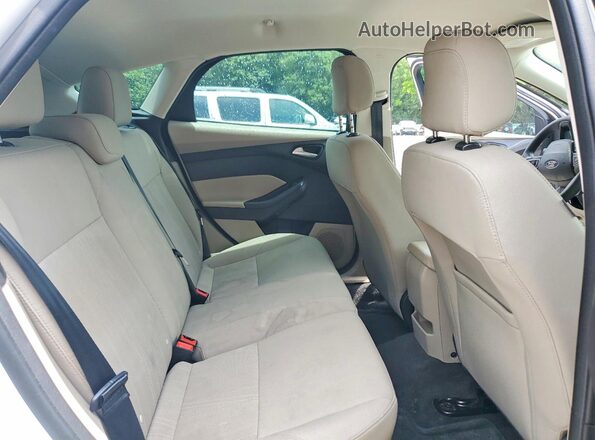 1FADP3K29JL201656 2018 FORD FOCUS White Widok tylnych siedzeń