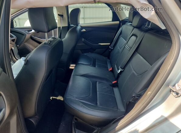 1FADP3K2XGL267335 2016 FORD FOCUS Silver Rear seats view