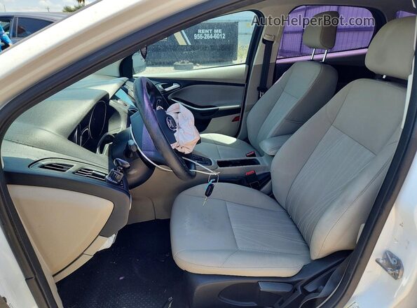 1FADP3K2XJL212245 2018 FORD FOCUS White Vista interior delantera