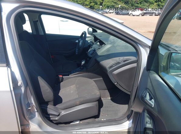 1FADP3K2XJL319005 2018 FORD FOCUS Серебряный Вид салона спереди