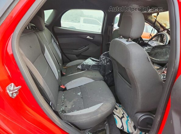 1FADP3L94HL289117 2017 FORD FOCUS Red Հետևի նստատեղերի տեսք