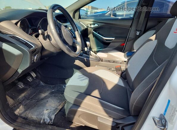 1FADP3L96JL213470 2018 FORD FOCUS Белый Вид салона спереди