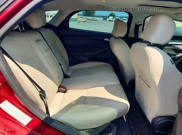 1FADP3N26GL329888 2016 FORD FOCUS Burgundy Widok tylnych siedzeń