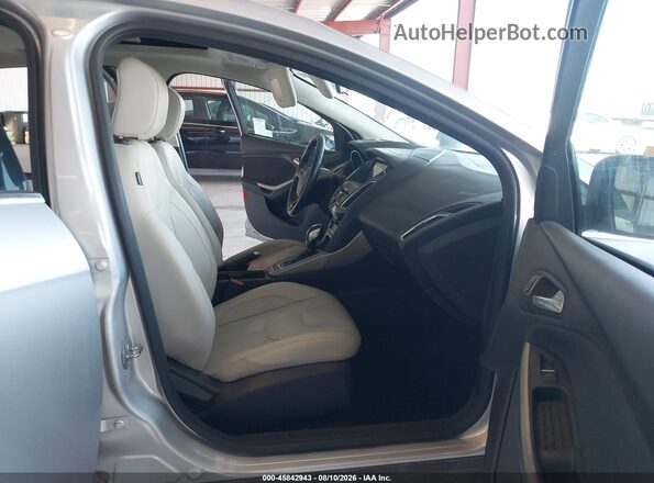 1FADP3N26JL314105 2018 FORD FOCUS Silver წინა სალონის ხედი