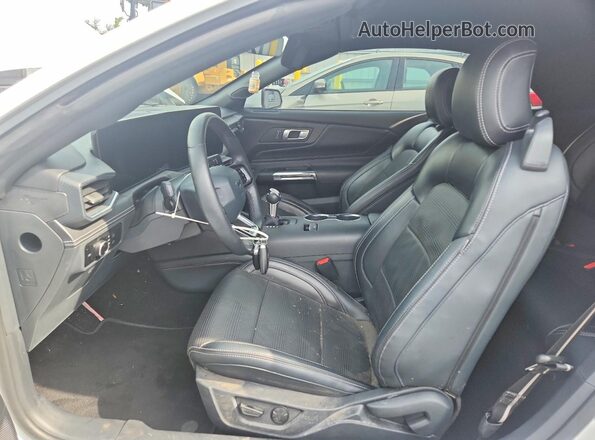 1FAGP8UH0R5137518 2024 FORD MUSTANG White Vista interior delantera