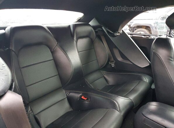 1FATP8UH2K5131207 2019 FORD MUSTANG Gray Rear seats view