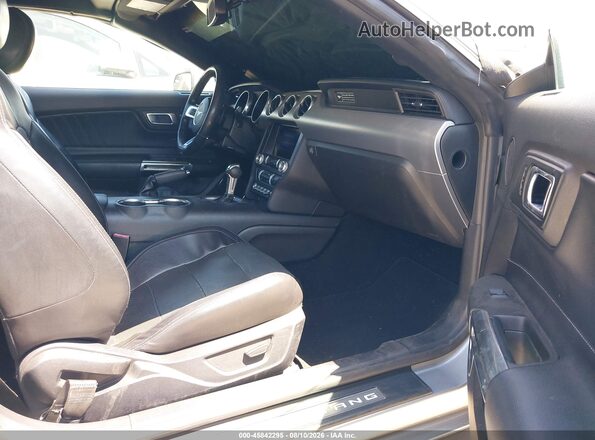 1FATP8UH2L5119107 2020 FORD MUSTANG Серебряный Вид салона спереди