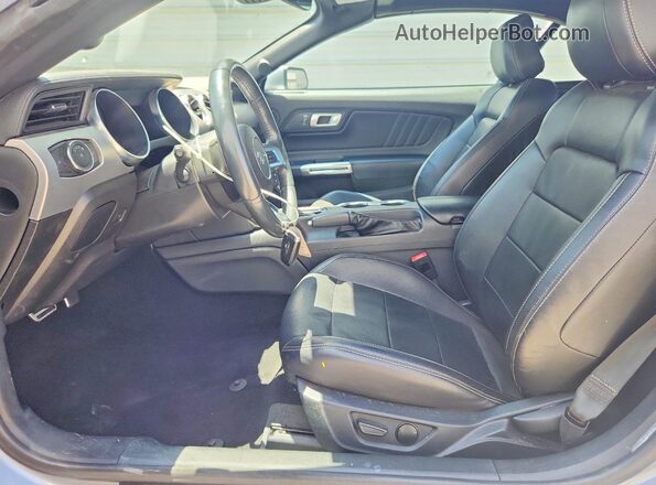 1FATP8UH2P5111577 2023 FORD MUSTANG Серебряный Вид салона спереди