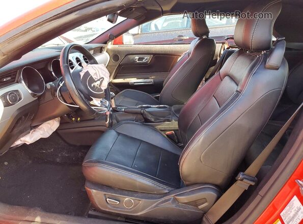 1FATP8UH5H5267310 2017 FORD MUSTANG Red Widok wnętrza z przodu