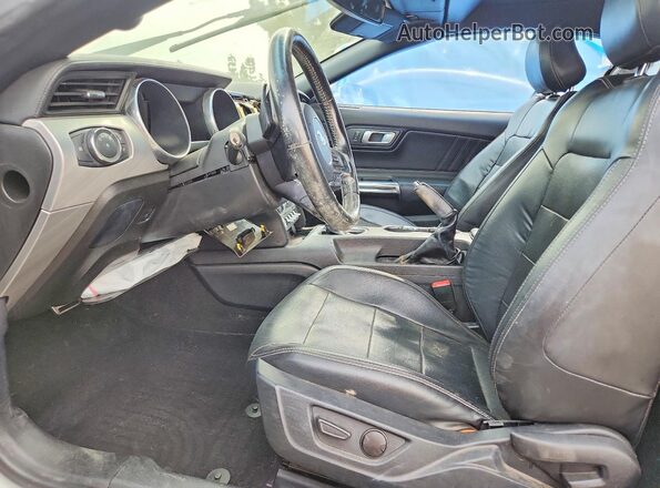 1FATP8UH7L5119961 2020 FORD MUSTANG Белый Вид салона спереди