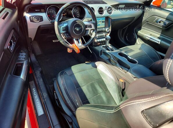 1FATP8UH8H5278575 2017 FORD MUSTANG Red Vista del salpicadero
