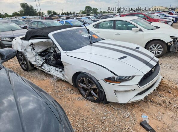 1FATP8UH9L5113580 2020 FORD MUSTANG Белый Передняя правая четверть